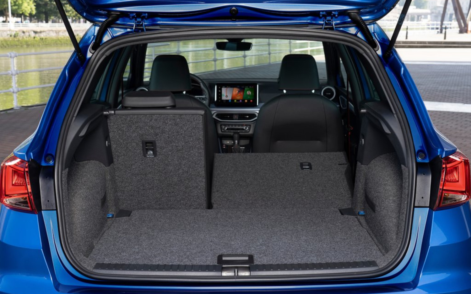 Comparison Seat Arona FR 2022 vs Chevrolet Trax LT 2021 SUV Drive